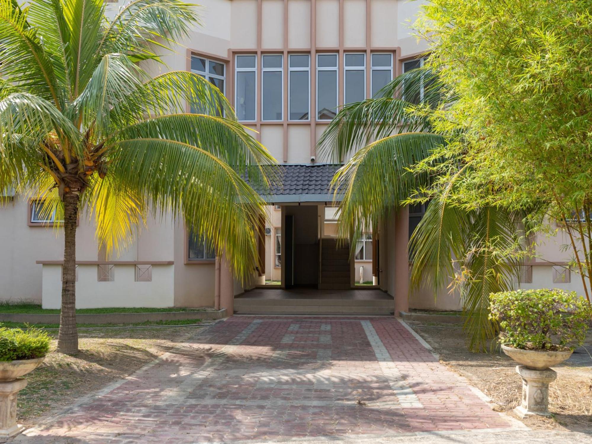 Seri Bayu Resort Hotel Sungai Pelek Exterior foto