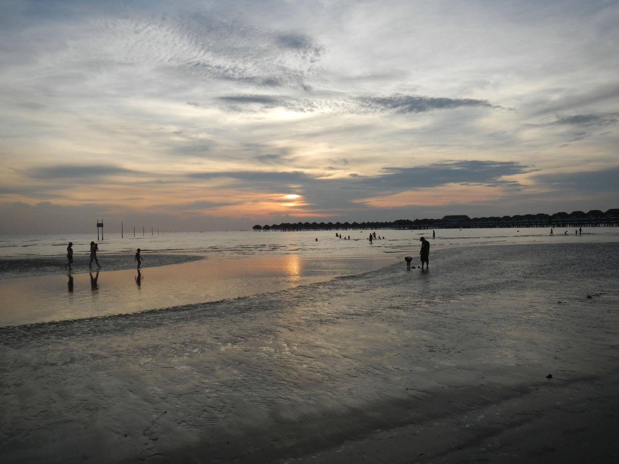 Seri Bayu Resort Hotel Sungai Pelek Exterior foto